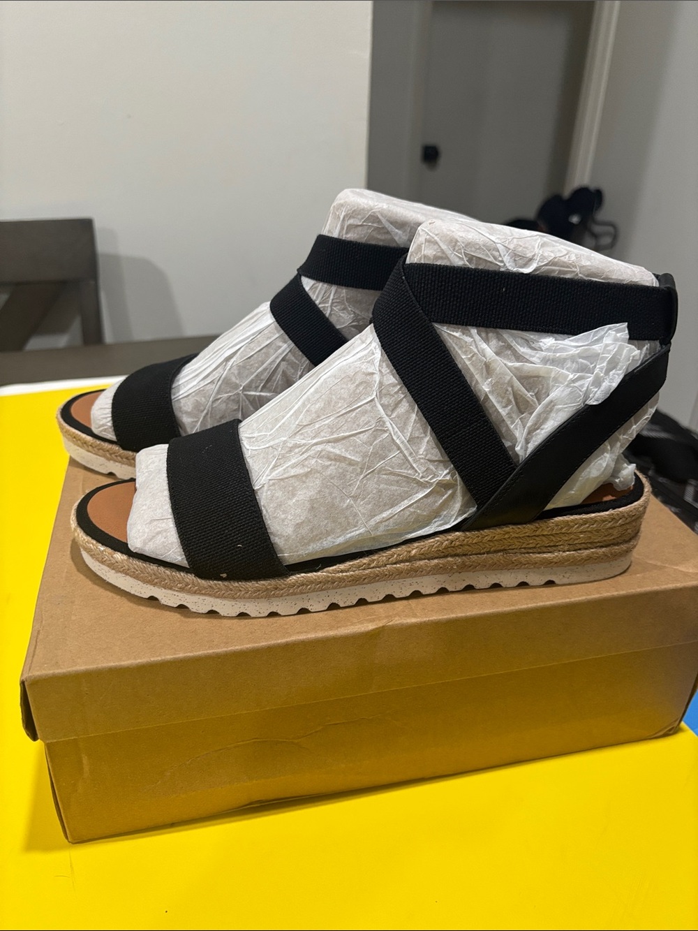 Women’s Black Elastic Strap Espadrille Sandals.
Size 9 Medium